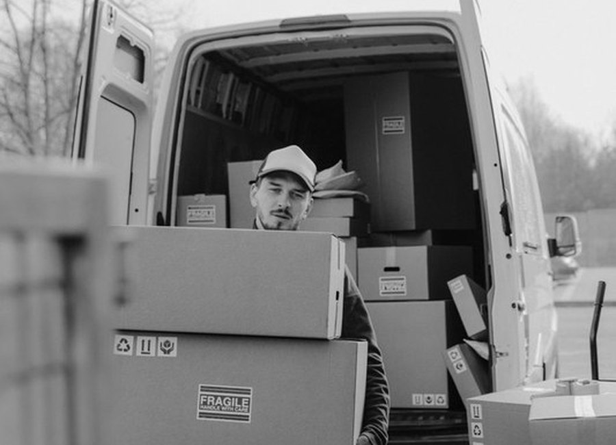 Fast Masters Moving crew carrying boxes into a home in Santa Rosa